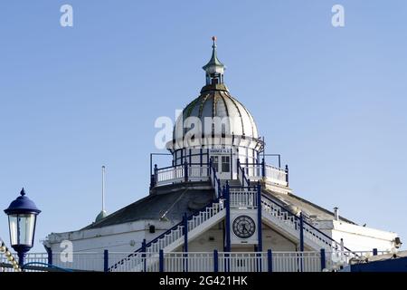 Camera Obscura su Eastbourne Pier Foto Stock