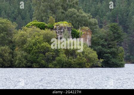 Il castello nel centro del Loch un Eilein vicino a Aviemore Scozia Scotland Foto Stock