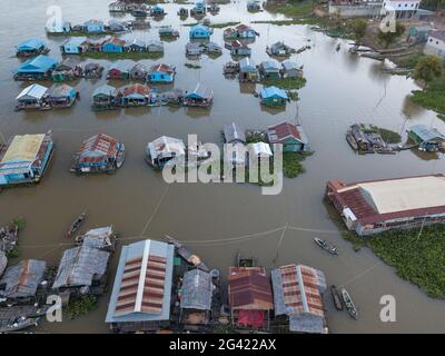 Vista aerea del villaggio galleggiante di Kampong Prasat sul fiume Tonle SAP al tramonto, Kampong Prasat, Kampong Chhnang, Cambogia, Asia Foto Stock