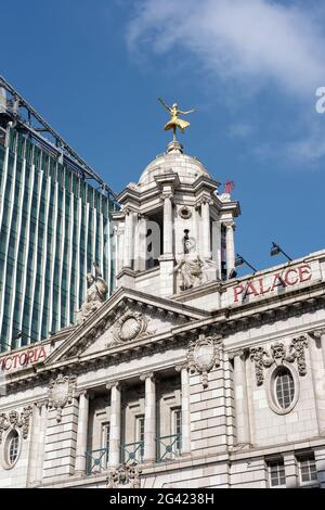 Replica statua dorata di Anna Pavlova sulla Cupola della Victoria Palace Theatre Foto Stock