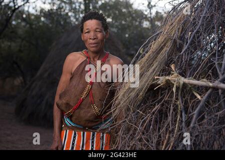 Ritratti di persone dai Boscimani Naro Tribe. Il Botswana ospita circa 63,500 San, che rappresentano circa il 2.8% della popolazione del paese, il che lo rende il paese con la più alta popolazione di San. I popoli di San (anche Saan), o Boscimani, sono membri di vari gruppi di cacciatori-raccoglitori indigeni di lingua khoe, Tuu, o Kxʼa, che sono le prime nazioni dell'Africa del Sud. Botswana. Foto Stock