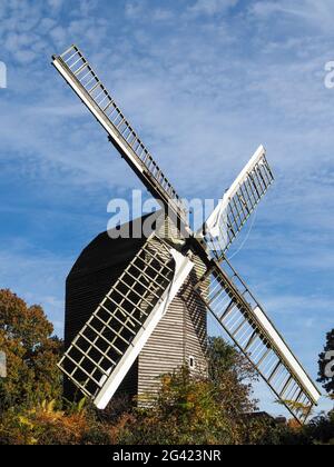 Vista di Nutley Windmill nell'Ashdown Forest Foto Stock