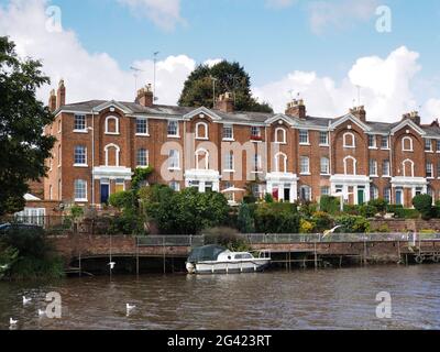 Case lungo il fiume Dee a Chester Foto Stock