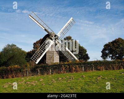 Vista di Nutley Windmill nell'Ashdown Forest Foto Stock