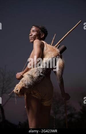 Ritratti di persone dai Boscimani Naro Tribe. Il Botswana ospita circa 63,500 San, che rappresentano circa il 2.8% della popolazione del paese, il che lo rende il paese con la più alta popolazione di San. I popoli di San (anche Saan), o Boscimani, sono membri di vari gruppi di cacciatori-raccoglitori indigeni di lingua khoe, Tuu, o Kxʼa, che sono le prime nazioni dell'Africa del Sud. Botswana. Foto Stock