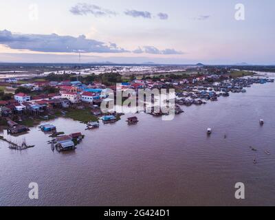 Vista aerea del villaggio galleggiante di Kampong Prasat sul fiume Tonle SAP al tramonto, Kampong Prasat, Kampong Chhnang, Cambogia, Asia Foto Stock