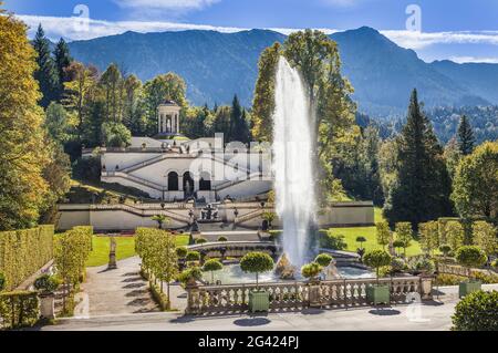 Fontana e terrazza giardino del Linderhof Palace, Ettal, Allgäu, Baviera, Germania Foto Stock