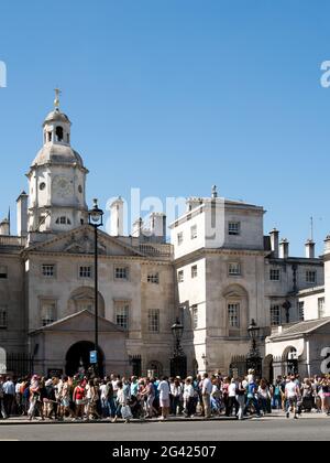 Bagnini sul dazio in Whitehall guardato da una folla di turisti Foto Stock