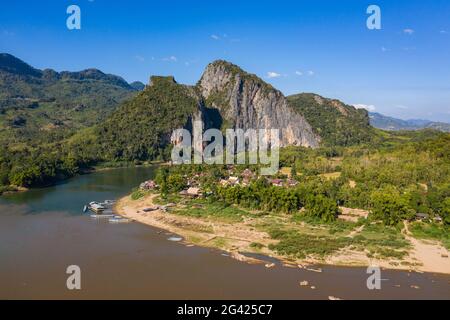 Vista aerea del villaggio di Pak ou lungo il fiume Mekong con le montagne dietro, il distretto di Chomphet, la provincia di Luang Prabang, Laos, Asia Foto Stock