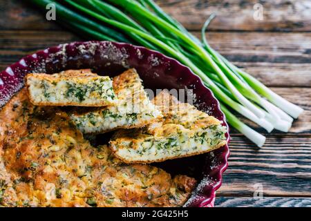 torta con cipolle verdi e uova. Dolci salati fatti in casa Foto Stock