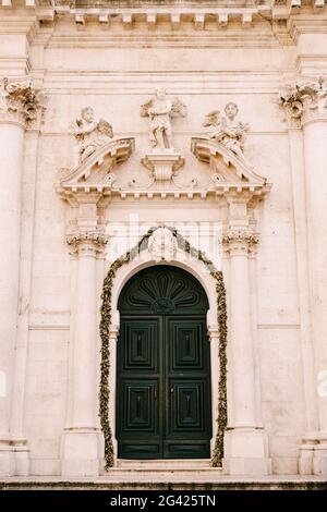 Sculture di Angeli sopra l'ingresso della Chiesa di San Biagio a Dubrovnik, Croazia Foto Stock