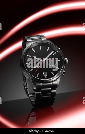 Gli uomini neri guardano in uno sfondo futuristico Foto Stock