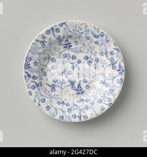 Piastra. Piatto in ceramica, con decorazioni floreali blu continue, al servizio dei bambini. Foto Stock