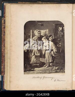 Produzione fotografica di (presumibilmente) una stampa con una nonna che misura due bambini; Granny di riscaldamento. E. Farmer. Parte dell'album di famiglia inglese con foto di persone, viaggi, cricket e opere d'arte. Foto Stock