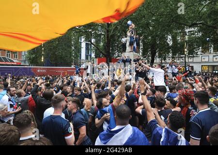 Londra, Regno Unito. 18 Giugno 2021. Gli appassionati di calcio si sono riuniti a Leicester Square. Gli appassionati di calcio si riuniscono nel centro di Londra prima dell'inizio della partita UEFA Inghilterra contro Scozia a Wembley. I sostenitori sono visti in varie località di Londra e la maggior parte di loro sono fortemente ubriachi. Credit: SOPA Images Limited/Alamy Live News Foto Stock