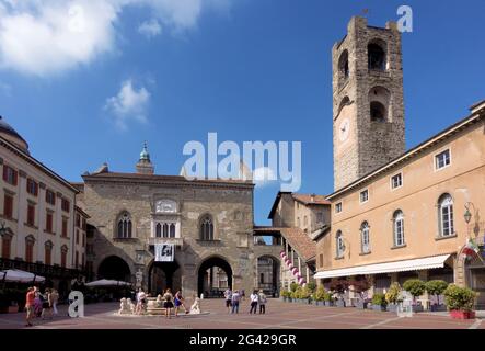 BERGAMO, LOMBARDIA/Italia - 26 giugno : vista di Piazza Vecchia a Bergamo il 26 giugno 2017. Persone non identificate Foto Stock