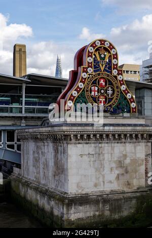 LONDON, Regno Unito - 11 Marzo : vecchia azienda ferroviaria segno sulla riva sud del fiume Tamigi a Londra il 11 marzo 2019 Foto Stock