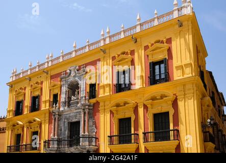 MALAGA, ANDALUSIA/SPAGNA - 5 LUGLIO : Palazzo Vescovile barocco progettato da Antonio Ramos nel 18 ° secolo in Plaza de Obispo Foto Stock