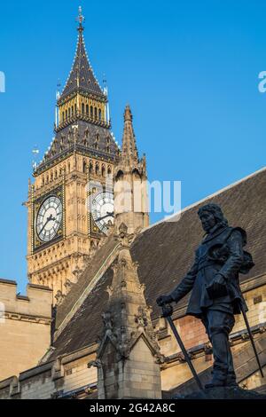 Statua di Oliver Cromwell al di fuori della sede del parlamento di Londra Foto Stock