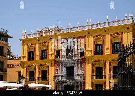 MALAGA, ANDALUSIA/SPAGNA - 5 LUGLIO : Palazzo Vescovile barocco progettato da Antonio Ramos nel 18 ° secolo in Plaza de Obispo Foto Stock