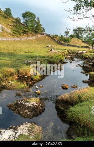 Vista della campagna intorno a Malham Cove nel Yorkshire Dales National Park Foto Stock