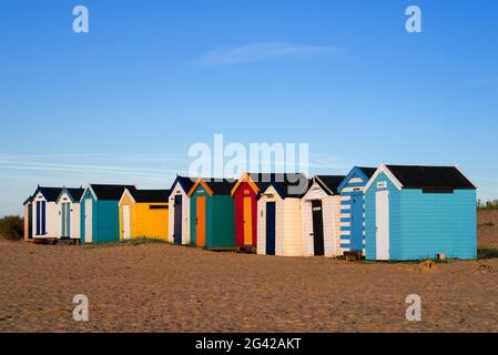 Una fila di vivacemente colorato Beach capanne in Southwold Foto Stock