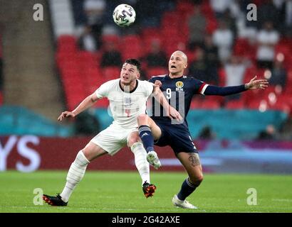 Il riso inglese Declan Rice (a sinistra) e il Lyndon Dykes scozzese combattono per la palla durante la partita UEFA Euro 2020 Group D allo stadio Wembley, Londra. Data immagine: Venerdì 18 giugno 2021. Foto Stock