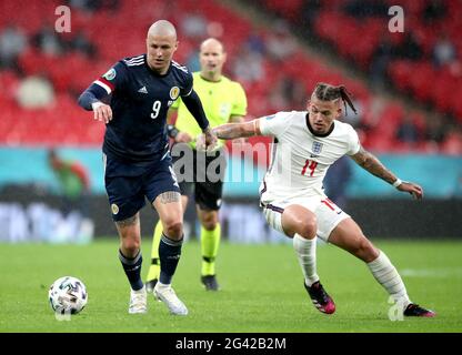 Lyndon Dykes (a sinistra) e Kalvin Phillips (a sinistra) in Inghilterra combattono per la palla durante la partita UEFA Euro 2020 Group D allo stadio Wembley, Londra. Data immagine: Venerdì 18 giugno 2021. Foto Stock