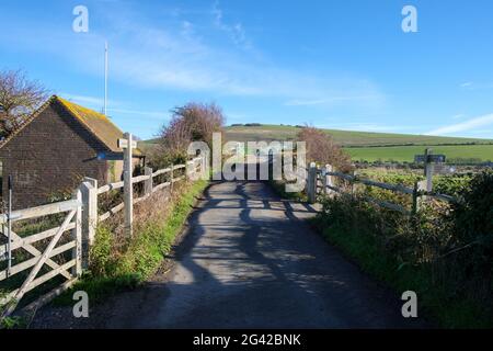 SOUTHEASE, EAST SUSSEX/UK - 4 DICEMBRE : Vista lungo una strada verso un ponte sul fiume Ouse a Southease in East Sussex su D. Foto Stock