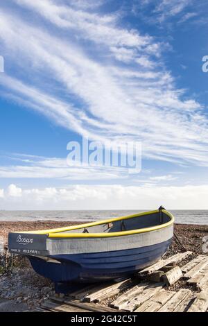 WORTHING, WEST SUSSEX/UK - novembre 13 : vista di una barca da pesca sulla spiaggia a Worthing West Sussex il 13 novembre 2018 Foto Stock