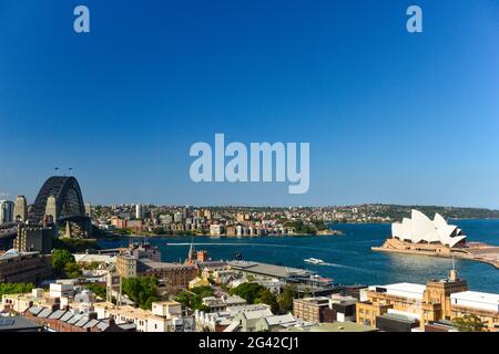 Vista del Harbour Bridge, dell'Opera House e del Porto, Sydney, New South Wales, Australia Foto Stock