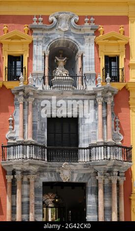 MALAGA, ANDALUSIA/SPAGNA - 5 LUGLIO : Palazzo Vescovile barocco progettato da Antonio Ramos nel 18 ° secolo in Plaza de Obispo Foto Stock