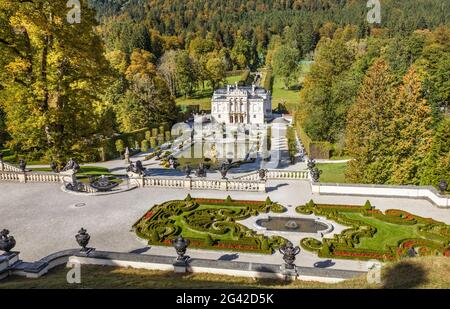 Vista dai giardini terrazzati sul Palazzo Linderhof, Ettal, Allgäu, Baviera, Germania Foto Stock