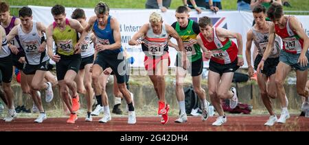 WATFORD - INGHILTERRA 12 GIU 2021: Andrew Butchart (251) gareggia nei 3000m uomini UNA gara al BMC Watford Grand Prix al Woodside Stadium, Inghilterra Foto Stock