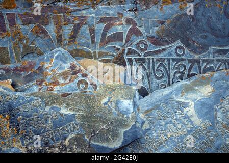 Mantra buddista su un muro di mani, Manang Valley, Nepal, Himalaya, Asia. Foto Stock