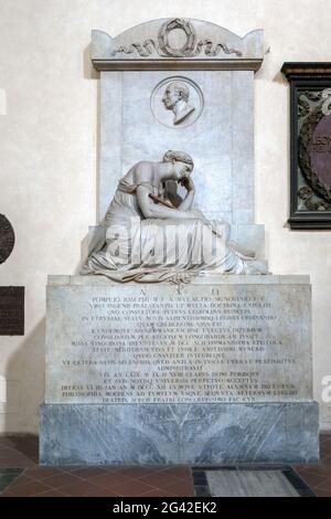 Firenze, Toscana/Italia - 19 Ottobre : Monumento a Pompeio Josephi nella chiesa di Santa Croce a Firenze il 19 ottobre 2019 Foto Stock