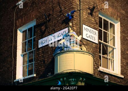 YORK, NORTH YORKSHIRE/UK - FEBBRAIO 19 : figura della dea Minerva della saggezza e del dramma a York, North Yorkshire il 19 febbraio, Foto Stock