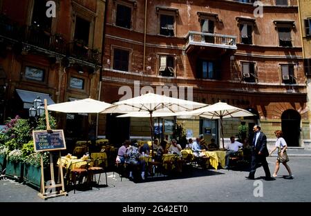 ITALIA, LAZIO, ROMA, CAFFE IN PIAZZA NAVONA Foto Stock