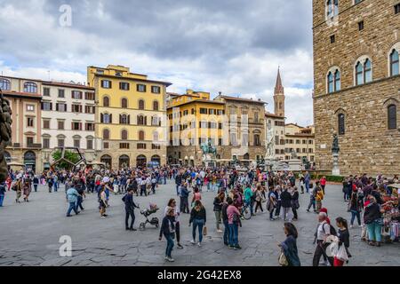 FIRENZE, TOSCANA/ITALIA - OTTOBRE 19 : visite turistiche in Piazza della Signoria Firenze il 19 Ottobre 2019. Non identificato Foto Stock