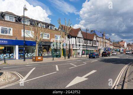 EAST GRINSTEAD, WEST SUSSEX/UK - 3 AGOSTO: Vista dei negozi a East Grinstead il 3 agosto 2020. Persone non identificate Foto Stock