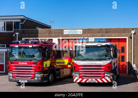 EAST GRINSTEAD, WEST SUSSEX/UK - 5 MAGGIO : due motori antincendio parcheggiati presso la stazione di fuoco di East Grinstead il 5 maggio 2020 Foto Stock