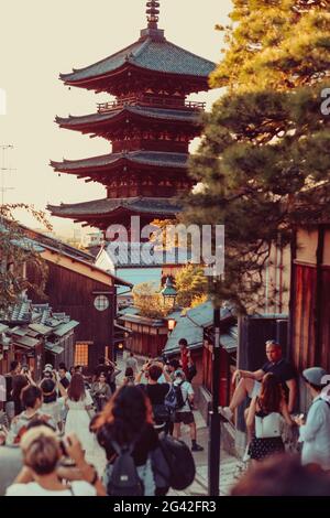 I turisti scattano foto di un tempio storico a Kyoto, in Giappone Foto Stock