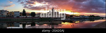 Firenze, Toscana/Italia - 19 Ottobre : vista degli edifici lungo il fiume Arno al tramonto a Firenze il 19 ottobre 2019 Foto Stock