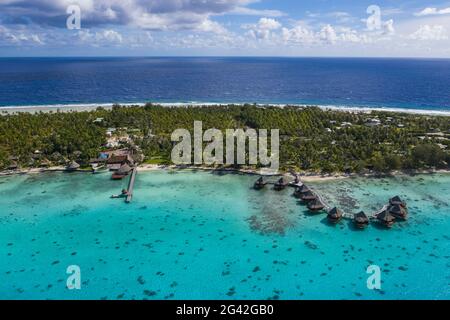 Vista aerea dei bungalow sull'acqua dell'Hotel Kia ora Resort Foto Stock