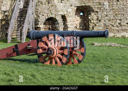 Pevensey, EAST SUSSEX/UK - 1 marzo: Cannone elisabettiano nel castello derelict nel Pevensey East Sussex il 1 marzo 2020 Foto Stock