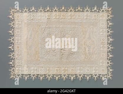 Siersing di lino con un lato anteriore dell'ago con lo stemma del Belgio. Demolizione di lino naturale con parte anteriore di parti in parte ad ago e parti in duds. All'interno di una cornice reticella (conifera) di piazze con rosette e chiusura semi-locale con mezza rosette lungo l'esterno, si trova in un campo medio rettangolare (lato conifero) l'arma coronata del Belgio e il testo 'l'Union Fait la Force' unità fa il potere - l'incantesimo nazionale delle armi. Sull'arma un leone che sale e due leoni che guardano via come portatori di scudo. In un bordo decorativo sopra e sotto il campo medio è co Foto Stock