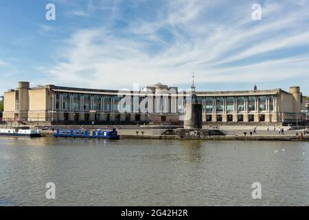 BRISTOL, Regno Unito - 14 maggio : vista di una banca edifici lungo il fiume Avon a Bristol il 14 maggio 2019. Persone non identificate Foto Stock