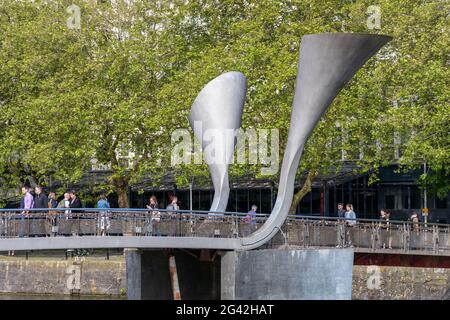 BRISTOL, Regno Unito - 13 maggio : vista di un ponte pedonale sul fiume Avon a Bristol il 13 maggio 2019. Persone non identificate Foto Stock