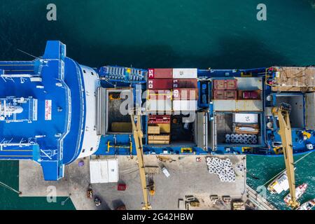 Vista aerea del vagone passeggeri Aranui 5 (Aranui Cruises) al molo mentre scaricano merci, Hakahau, UA Pou, Isole Marquesas, Polines francesi Foto Stock