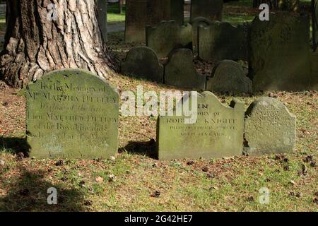 EAST GRINSTEAD, WEST SUSSEX/UK - AGOSTO 30 : le pietre di testa nel cimitero della Chiesa di St Switun nel West Sussex di East Grinstead il mese di agosto Foto Stock